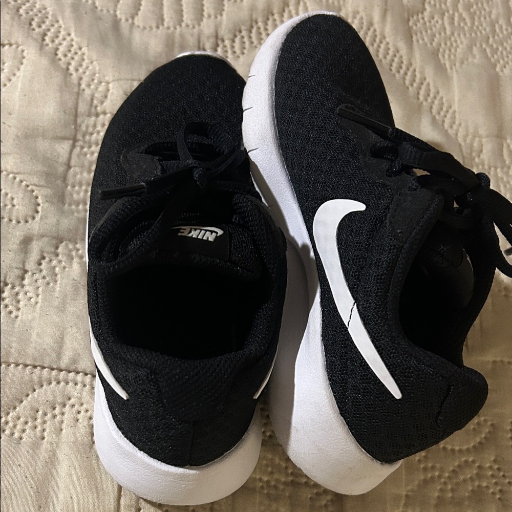 Nike Unisex Kids Tanjun 818382-001 Black Sneaker Shoes Low Top Lace Up Size 11C - Picture 5 of 10